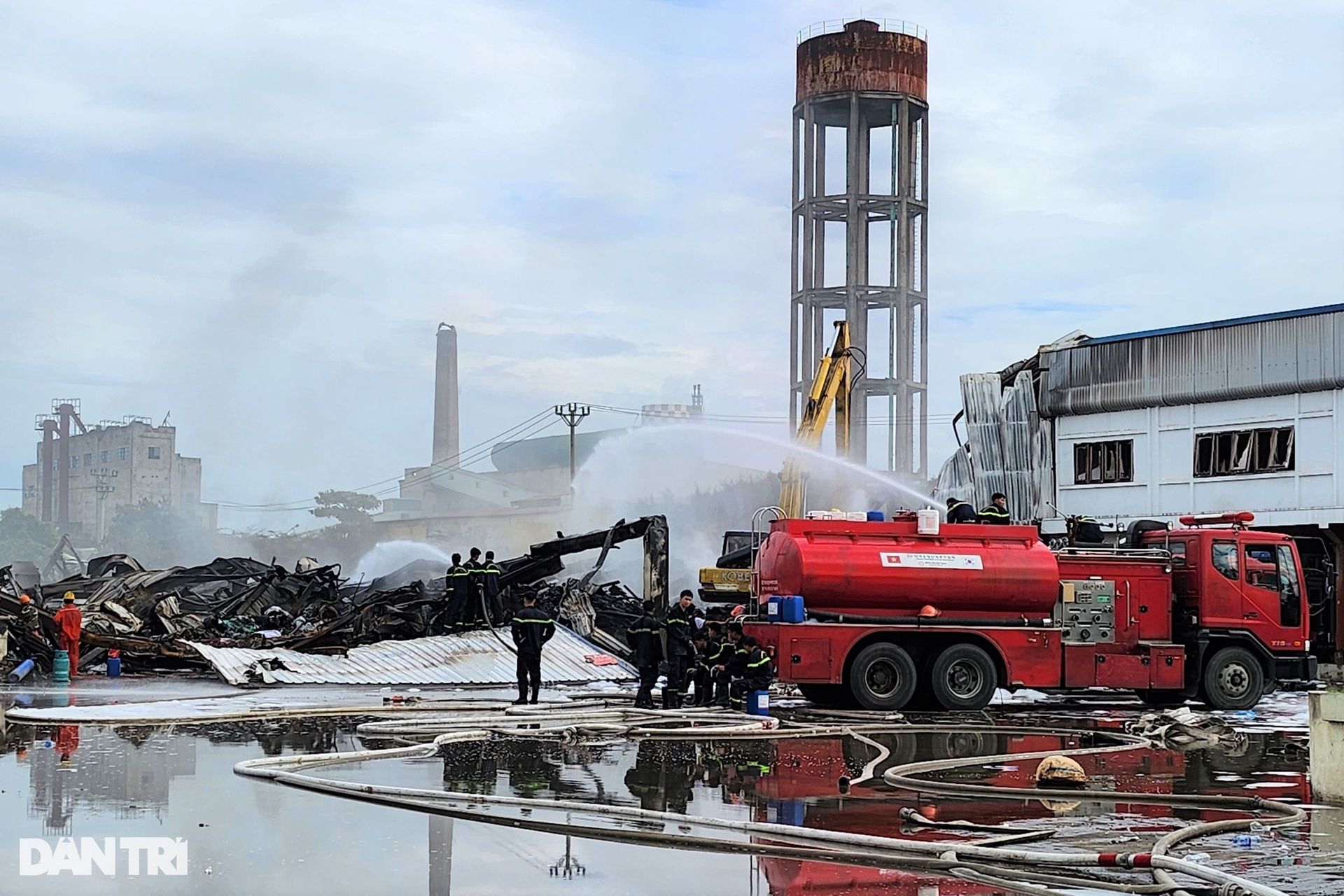 Tan hoang nhà xưởng rộng cả nghìn m2 bị bà hỏa thiêu rụi - 9 Tan hoang nhà xưởng rộng cả nghìn m2 bị bà hỏa thiêu rụi - 9