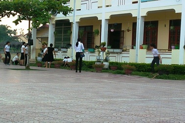 Quảng Bình: Kỷ luật thầy giáo xông vào trường học hành hung cả vợ lẫn đồng nghiệp