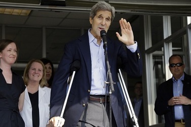 Ngoại trưởng Mỹ xuất viện sau tai nạn gãy chân