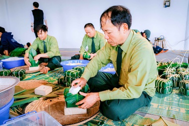 Gói bánh chưng xanh dâng lên mộ Đại tướng Võ Nguyên Giáp