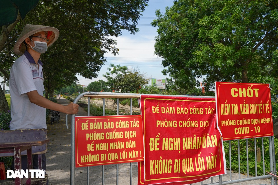 Muôn kiểu chốt chặn phòng dịch tại các ngả đường ở vùng giáp ranh Hà Nội - 3 Muôn kiểu chốt chặn phòng dịch tại các ngả đường ở vùng giáp ranh Hà Nội - 3