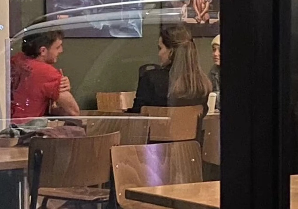 Tình trẻ xuất hiện ngực trần bên Brad Pitt trong dịp năm mới - 2 Tình trẻ xuất hiện ngực trần bên Brad Pitt trong dịp năm mới - 2