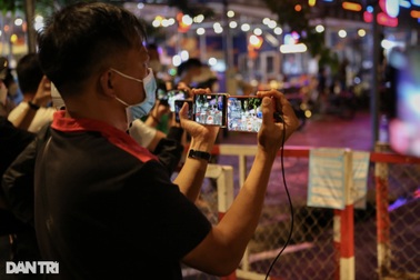 YouTuber, TikToker càn quét đám tang, livestream kiếm tiền phản cảm