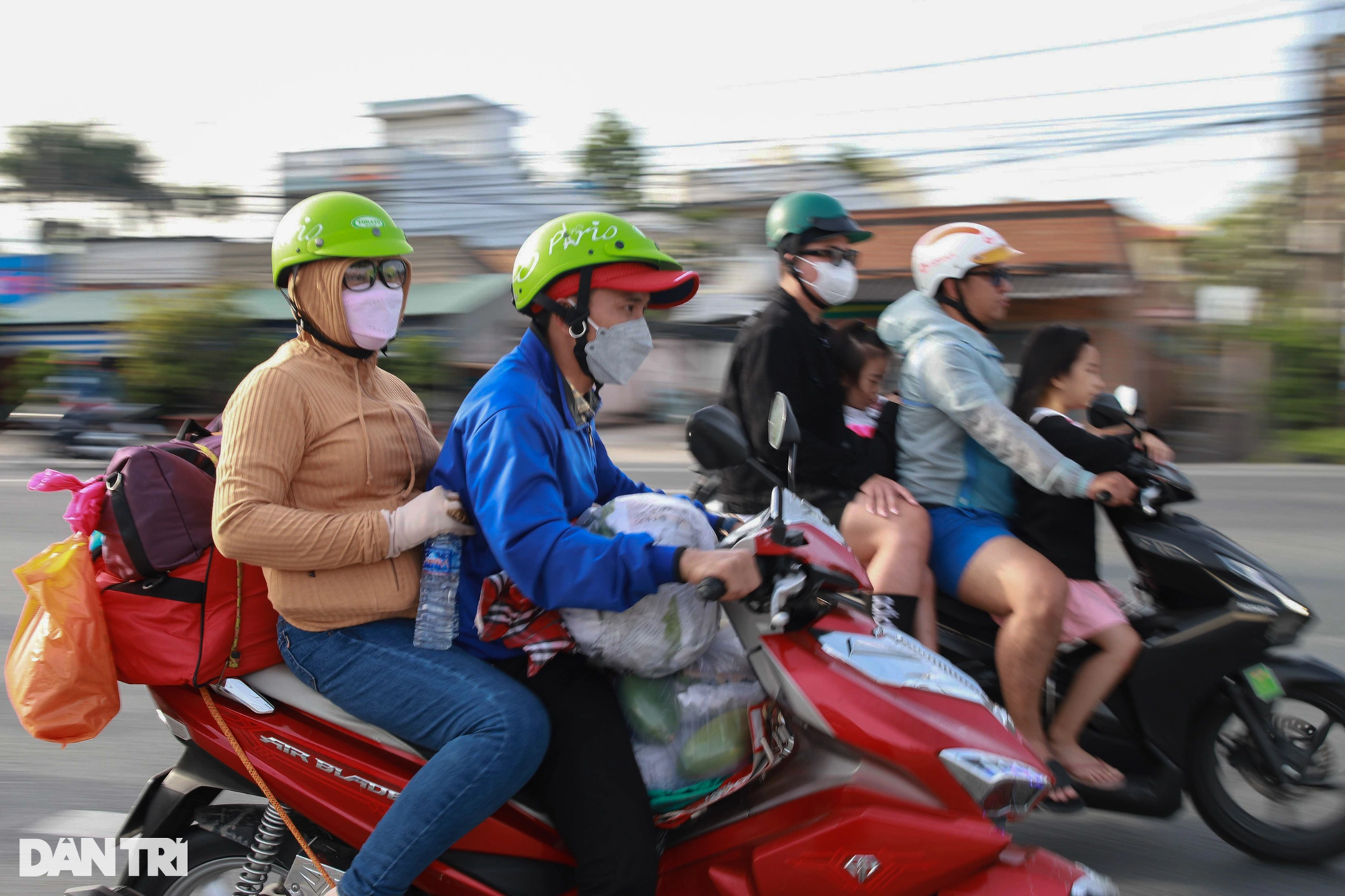 Trẻ nhỏ ngủ gật trên xe khi cùng bố mẹ trở lại TPHCM sau kỳ nghỉ Tết - 12 Trẻ nhỏ ngủ gật trên xe khi cùng bố mẹ trở lại TPHCM sau kỳ nghỉ Tết - 12