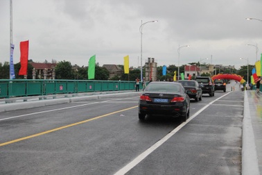 Thông xe cầu qua sông Thạch Hãn dẫn vào di tích Thành cổ Quảng Trị