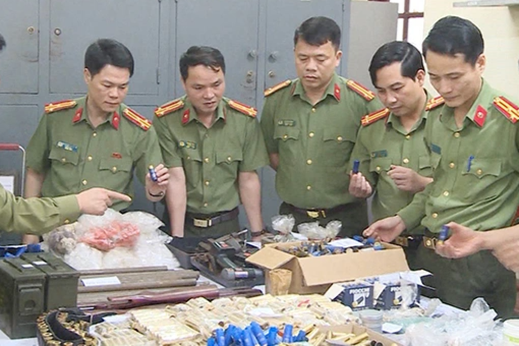 Tiêu hủy hàng chục khẩu súng và nhiều tấn thuốc nổ - 2 Tiêu hủy hàng chục khẩu súng và nhiều tấn thuốc nổ - 2