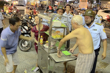 Cụ ông giành giật xe đẩy với đoàn liên ngành: “Tôi ủng hộ ông Hải”