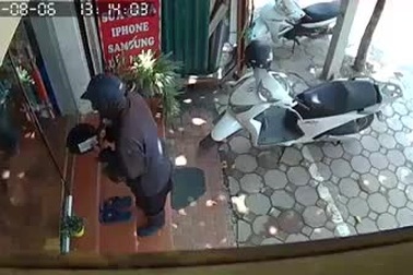 Hà Nội: Chủ cửa hàng điện thoại đối mặt kẻ ăn xin mặt đen “quái dị”