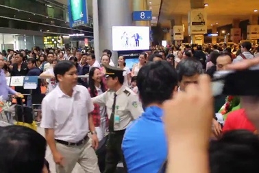 Người hâm mộ đón đội tuyển nữ Việt Nam về nước