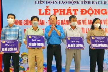 Bạc Liêu trao 150 phần quà cho lao động khó khăn trong Tháng công nhân