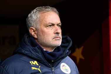 HLV Jose Mourinho bị cấm chỉ đạo 4 trận sau phát ngôn gây tranh cãi