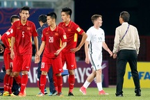 HLV Hoàng Anh Tuấn tiết lộ với Fox Sports về hành động “mắng” học trò