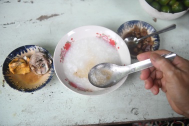 Quán cháo "mời gọi" giá chỉ 1.000 đồng độc nhất giữa Sài Gòn