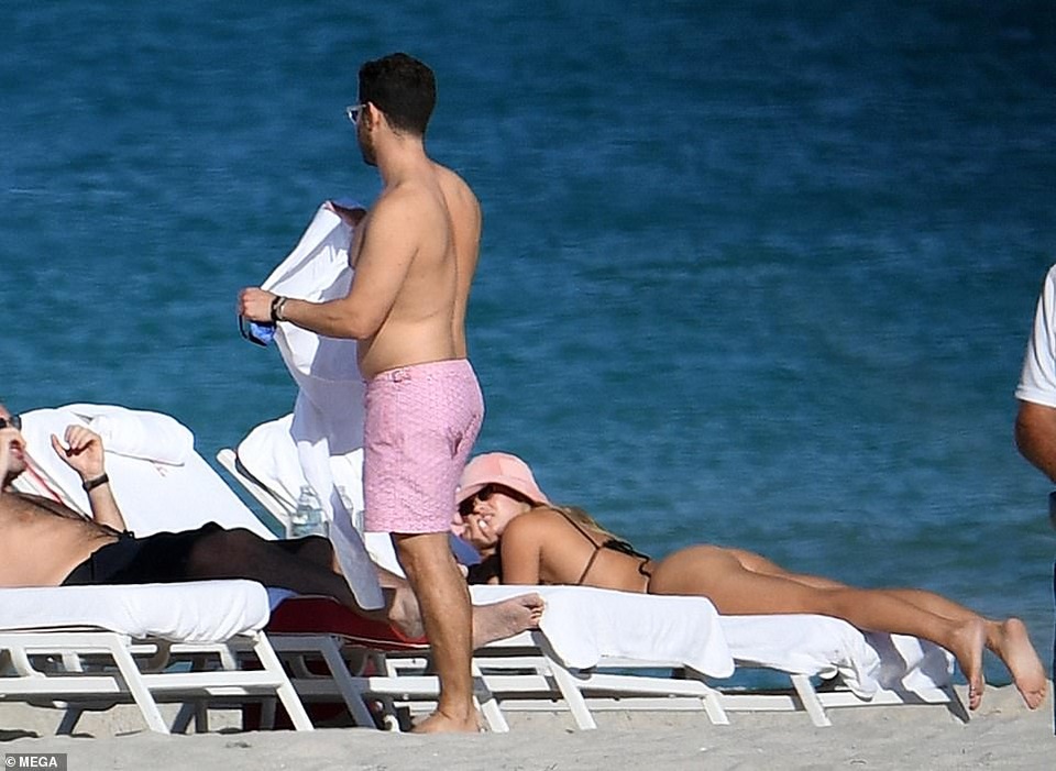 Sofia Richie tình tứ trai lạ trên biển - 3 Sofia Richie tình tứ trai lạ trên biển - 3