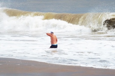 Nha Trang: Du khách "liều mạng" tắm biển bất chấp sóng lớn cực nguy hiểm