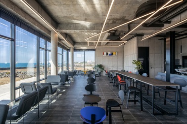 Quán cà phê có mặt tiền "tàng hình", thiết kế lấy cảm hứng từ đảo cá voi