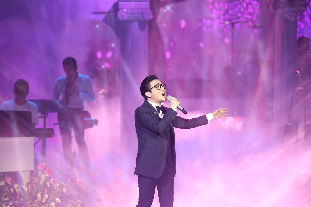 Thu Phương thay 5 bộ váy lộng lẫy, thăng hoa trong đêm nhạc Tạ tình - 3 Thu Phương thay 5 bộ váy lộng lẫy, thăng hoa trong đêm nhạc Tạ tình - 3