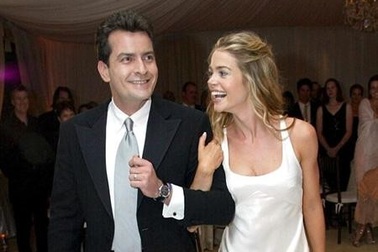 Bond girl “tím mặt” khi biết chồng cũ Charlie Sheen nhiễm HIV