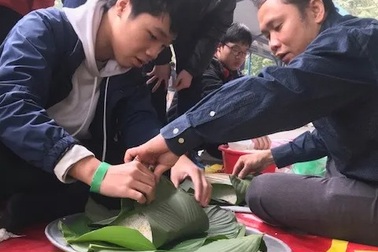 Học sinh Trường Lương Thế Vinh gói 2.500 chiếc bánh chưng làm từ thiện