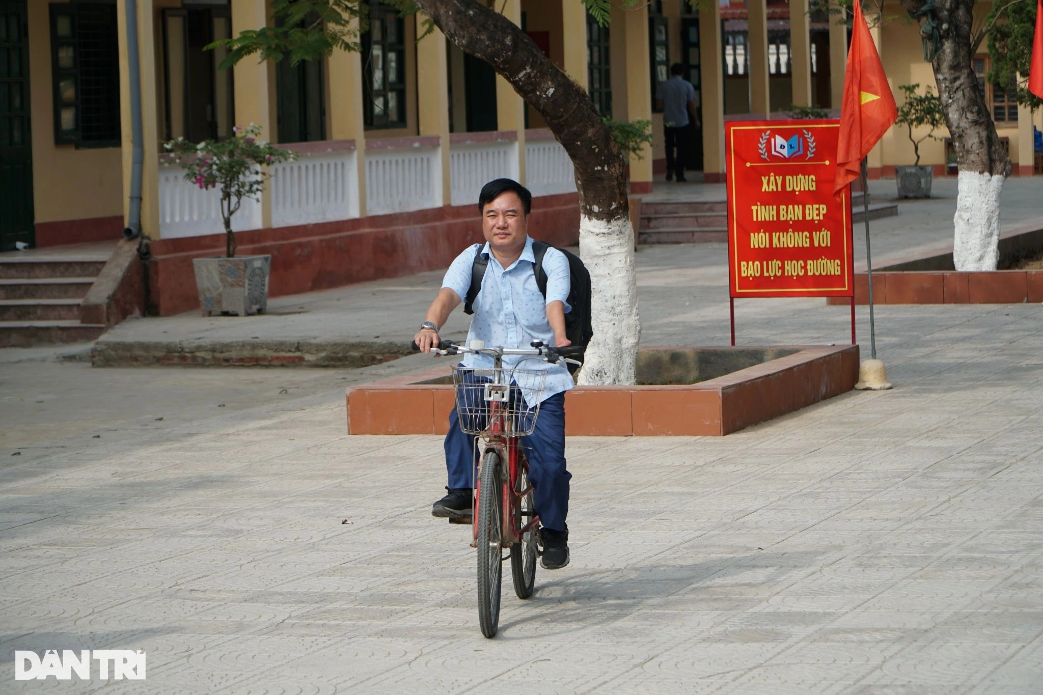 Nghị lực của thầy giáo không có bàn chân, suýt bị chôn khi mới sinh