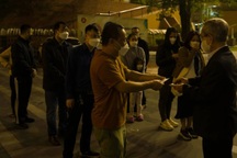 Phụ huynh xếp hàng từ 1h sáng mua hồ sơ vào lớp 1, hiệu trưởng nói gì?