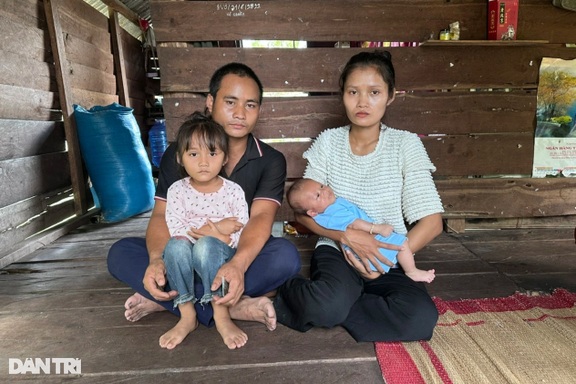 Gia đình sống lay lắt giữa rừng, người phụ nữ bị u hàm không tiền chữa trị