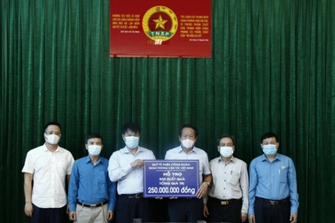 Trao tặng các cựu thanh niên xung phong có hoàn cảnh khó khăn 500 phần quà