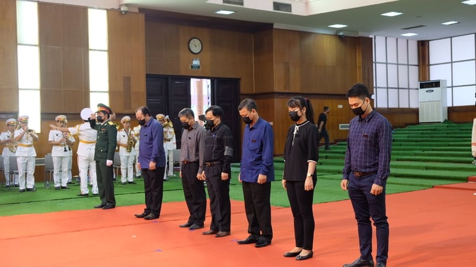 Nhân dân đội mưa tới viếng nguyên Tổng Bí thư Lê Khả Phiêu - 5 Nhân dân đội mưa tới viếng nguyên Tổng Bí thư Lê Khả Phiêu - 5