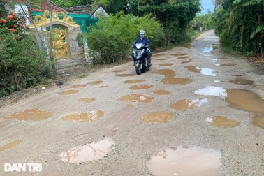 Người dân "đánh vật" trên 3km tỉnh lộ chằng chịt ổ gà ở Thừa Thiên Huế