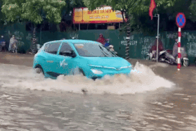 Tài xế Việt bất chấp "lội" nước nhưng xe điện vẫn có nguy cơ hỏng hóc