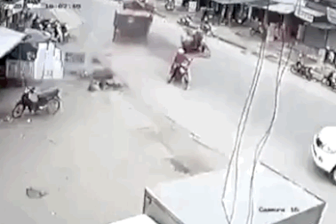 Cả phố suýt gặp hoạ vì một xe bán tải sang đường bất cẩn