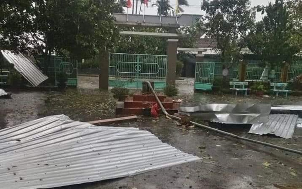Huyện miền núi tại Thừa Thiên Huế ngổn ngang sau bão số 9 - 2 Huyện miền núi tại Thừa Thiên Huế ngổn ngang sau bão số 9 - 2