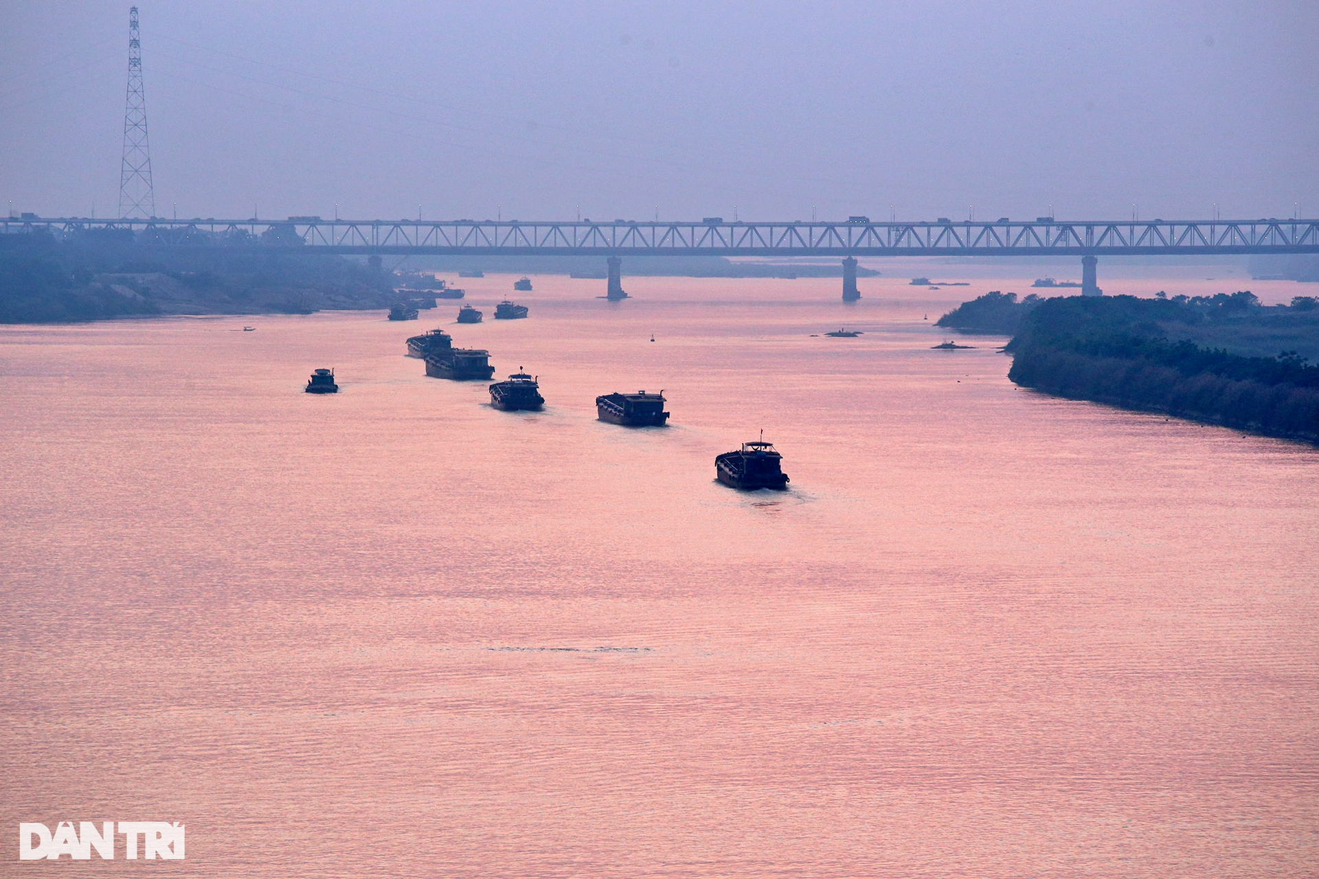Ngắm những buổi hoàng hôn rực rỡ trên sông Hồng - 8 Ngắm những buổi hoàng hôn rực rỡ trên sông Hồng - 8