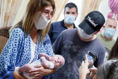 Cặp vợ chồng vỡ òa hạnh phúc đón con trai được đẻ thuê cách nhà 12 nghìn km