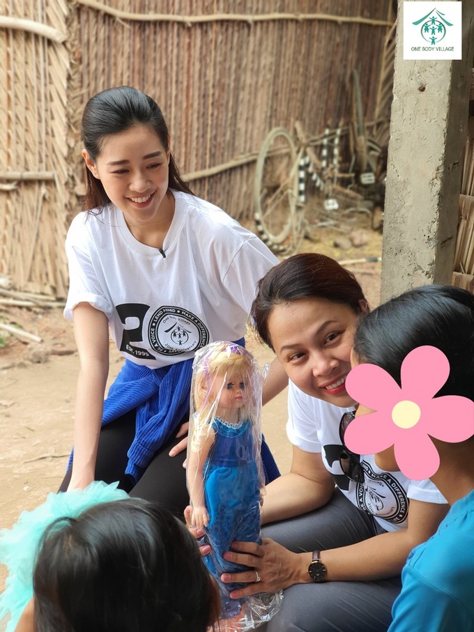 Hoa hậu Khánh Vân và chị Yên Thảo thuyết phục một bé bị xâm hại về sống an toàn tại OBV