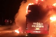 Xe giường nằm chở 30 người bốc cháy ngùn ngụt trên quốc lộ