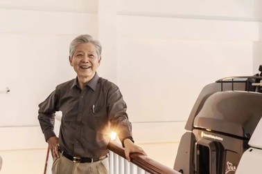 Người đàn ông giàu có vươn lên từ nghèo khó nhờ… bài học tiết kiệm của mẹ