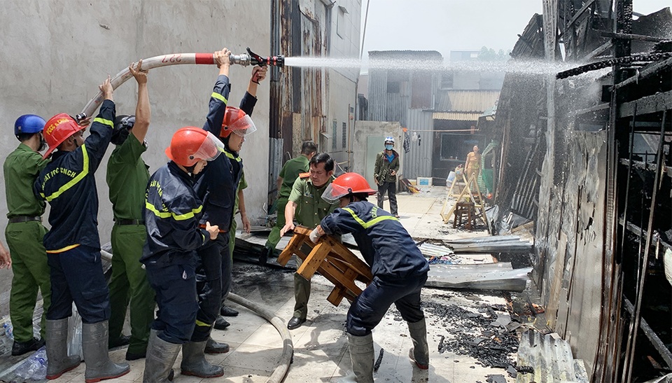 Bình gas phát nổ, 3 căn nhà bị thiêu rụi - 4 Bình gas phát nổ, 3 căn nhà bị thiêu rụi - 4