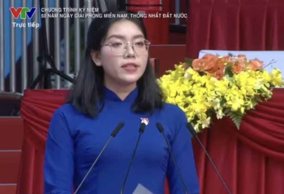Cô giáo 9X tài năng phát biểu tại Lễ kỷ niệm 50 năm thống nhất đất nước - 1 Cô giáo 9X tài năng phát biểu tại Lễ kỷ niệm 50 năm thống nhất đất nước - 1