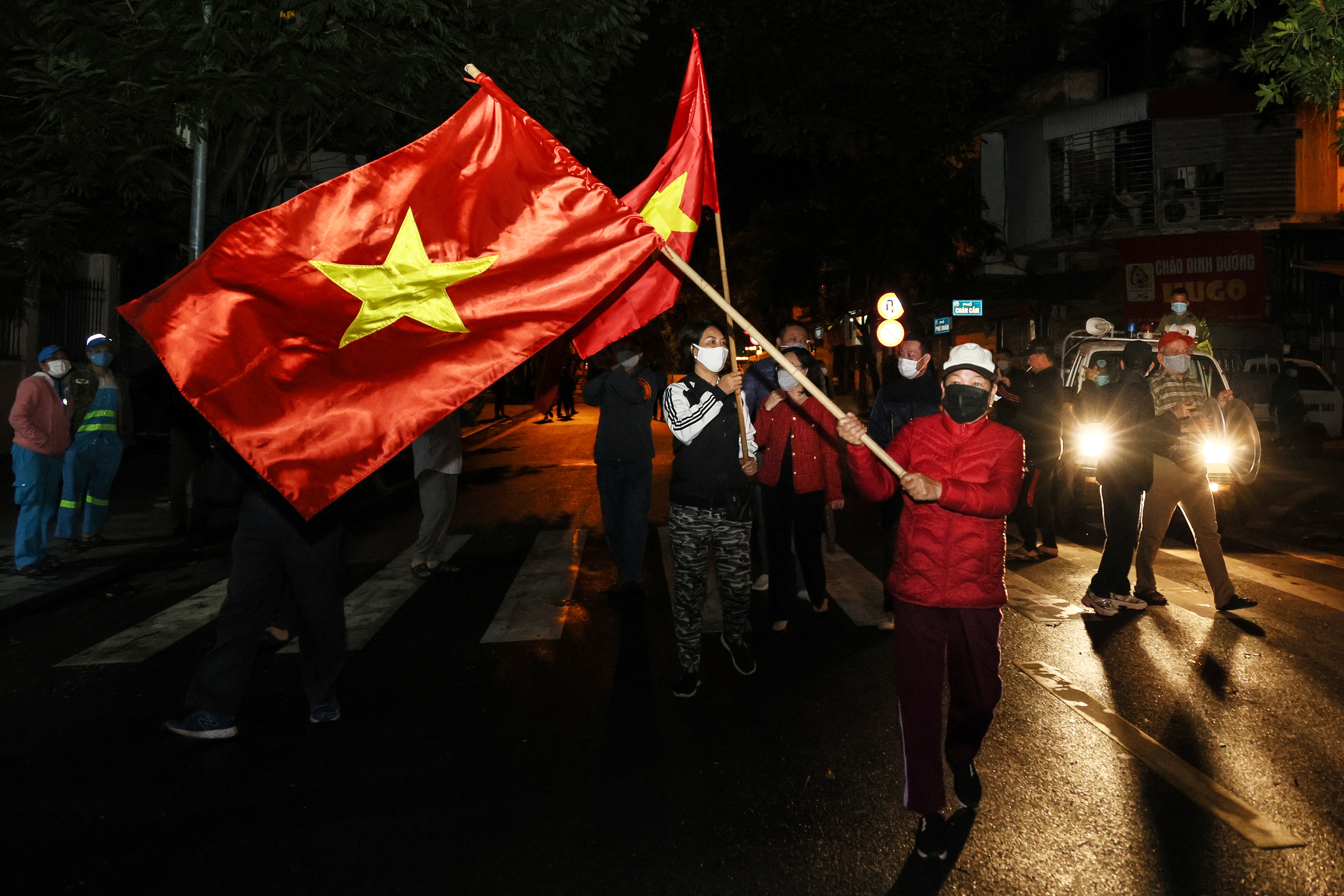 Người dân Hà Nội ra đường phất cờ giữa đêm mừng BV Việt Đức gỡ cách ly - 7 Người dân Hà Nội ra đường phất cờ giữa đêm mừng BV Việt Đức gỡ cách ly - 7