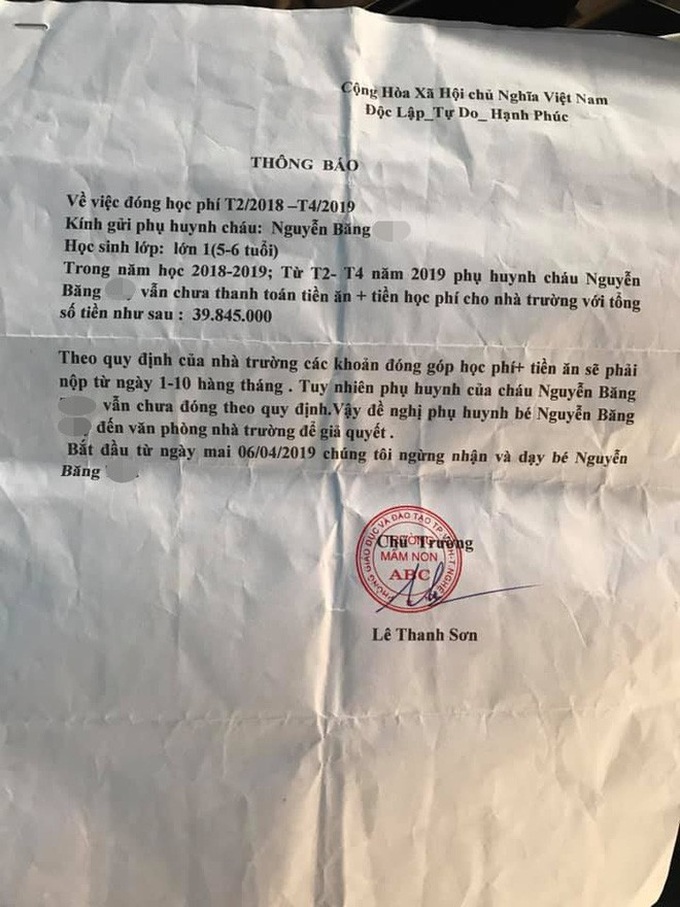 Vụ bé 5 tuổi bị đuổi học vì nợ tiền học phí: Bố cháu bé đến trường đe dọa và buộc kế toán đóng dấu dù không đóng tiền - Ảnh 4. Vụ bé 5 tuổi bị đuổi học vì nợ tiền học phí: Bố cháu bé đến trường đe dọa và buộc kế toán đóng dấu dù không đóng tiền - Ảnh 4.