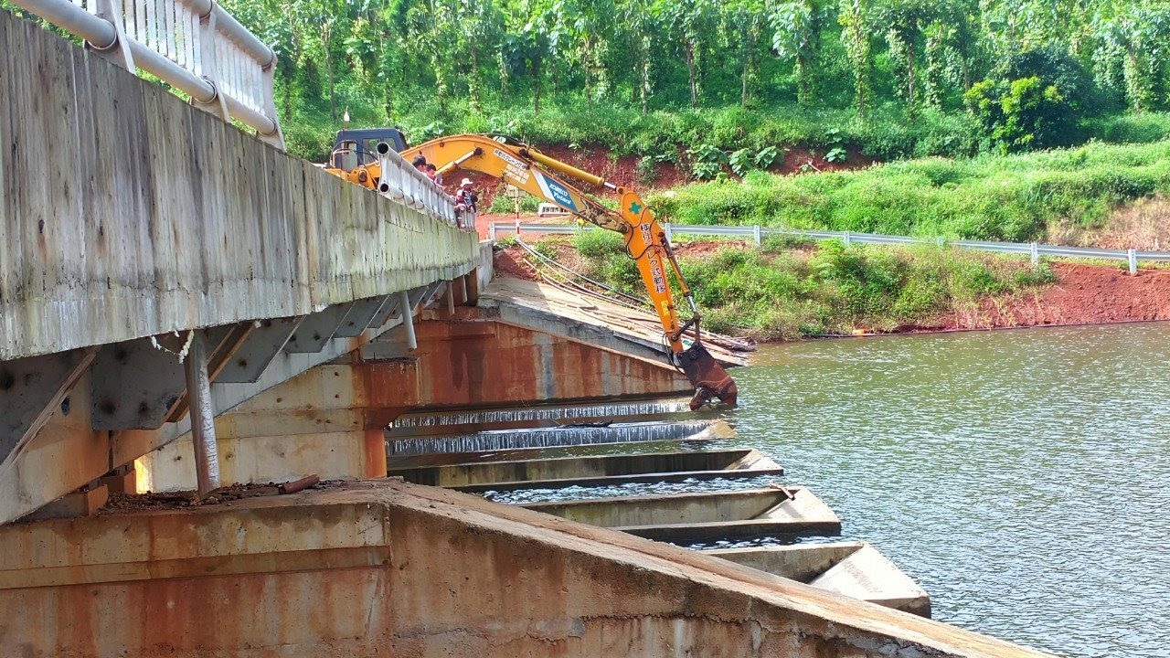 Quả bom nước 1,2 triệu m3 nguy cơ vỡ: Phá tràn piano để cứu đập - 1