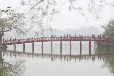 Hồ Gươm mờ ảo trong sương mù trắng xóa