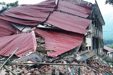 Trường học đang tu sửa bị sập, nhiều người may mắn thoát ra ngoài