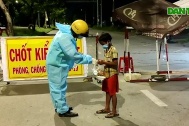 CSGT nhường suất cơm tối cho bé trai đi lang thang tìm đồ ăn trong đêm