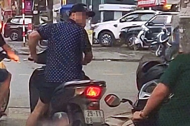 Xử phạt người đàn ông "hổ báo" húc xe máy, dọa đạp phụ nữ