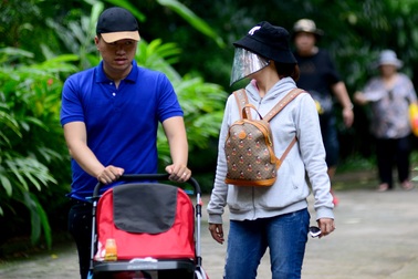 Dân Sài Gòn đeo khẩu trang đến vui chơi Thảo Cầm Viên