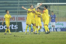 HLV Nguyễn Văn Sỹ và ngoại binh CLB Nam Định tố nhau