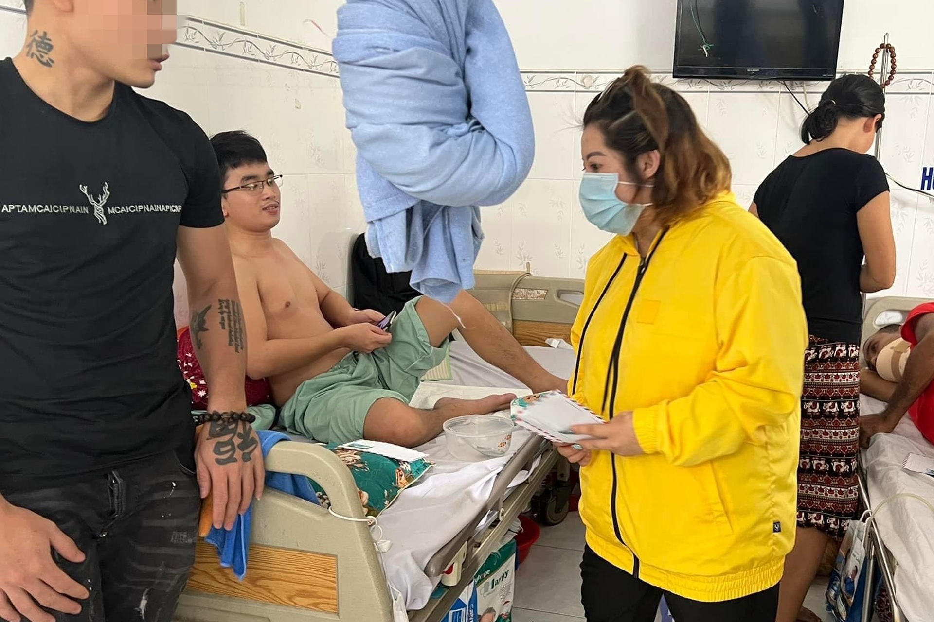 Hạnh phúc mới của người mẹ trẻ 5 năm sau khi bị chồng cũ châm lửa đốt - 5 Hạnh phúc mới của người mẹ trẻ 5 năm sau khi bị chồng cũ châm lửa đốt - 5