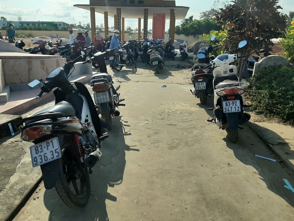 Bất chấp Covid-19, hàng trăm người vẫn tấp nập đi cúng Thanh minh - 3 Bất chấp Covid-19, hàng trăm người vẫn tấp nập đi cúng Thanh minh - 3